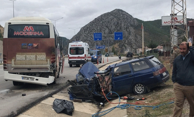 Amasya'da otomobil midibüse çarptı: 1 ölü, 1 yaralı