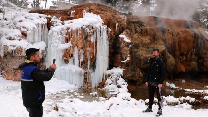 Sıcak su akan yapay şelale dondu