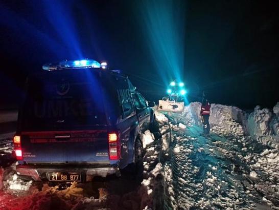 Yolu kapanan mahallede telefonla verilen tıbbi danışmanlıkla doğum yaptı