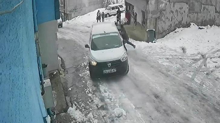 Buzlanan yolda kayan aracını, inip durdurmaya çalıştı