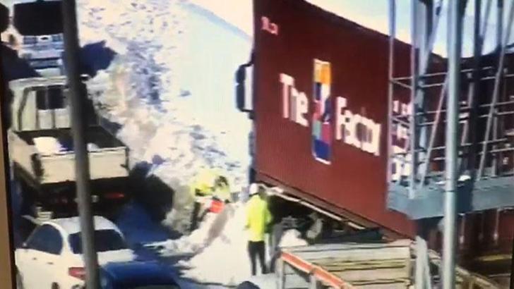 Arnavutköy'de gişelerde mahsur kalan TIR'ı trafik polisi kurtardı