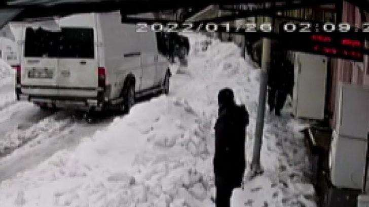 Karın ağırlığına dayanamayan tente çocuğun üzerine devrildi