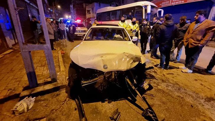 'Dur' ihtarına uymadı; iş yeri, otomobil ve elektrik direğine çarptı