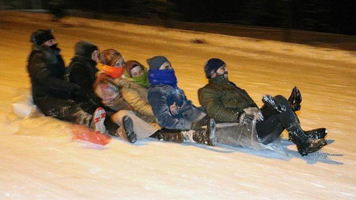 Gençlerin 'Cehennem Yokuşu'nda naylonla kayak keyfi