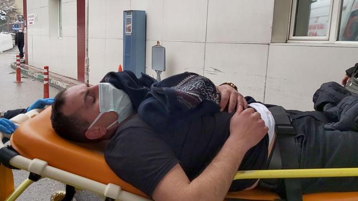 El salladığı 3 kişi tarafından göğsünden bıçaklandı