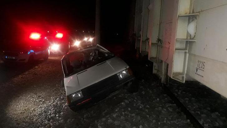 Trenin çarptığı otomobili, babasından habersiz kaçırmış