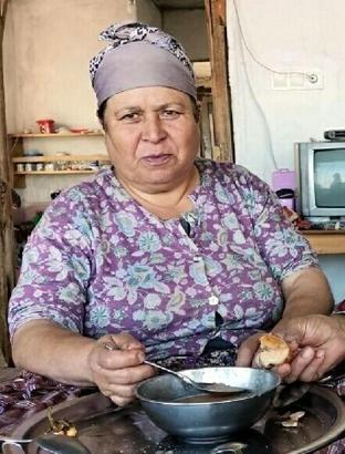 Traktör devrildi: 1 ölü, 1 yaralı