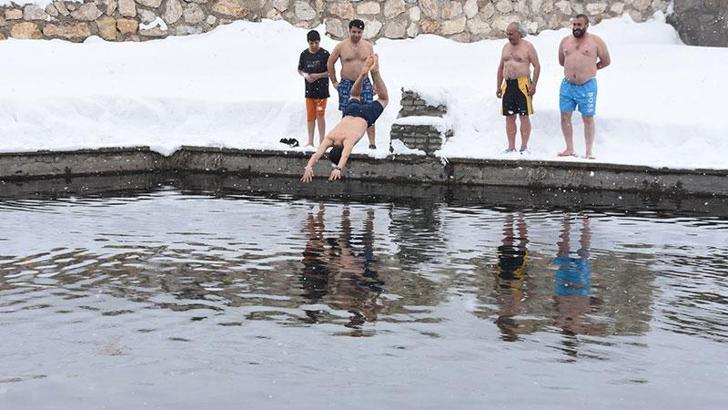 Bitlis'te eksi 10 derecede yüzme etkinliği
