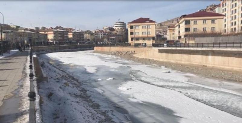 Bayburt'ta nehir ve çeşmeler buz tuttu