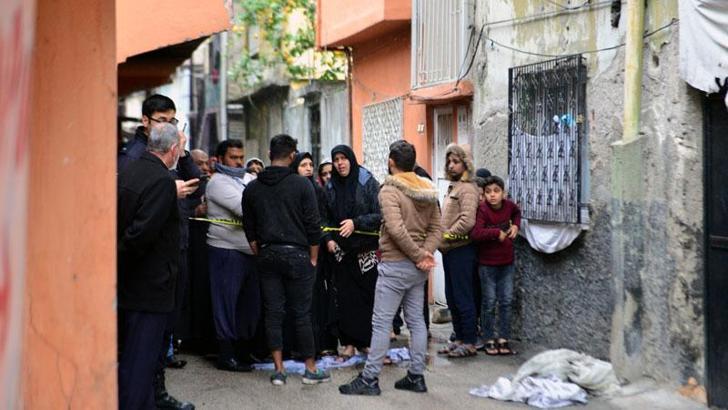 Adana'da ev yangını; Suriyeli Emir'in bacağı yandı