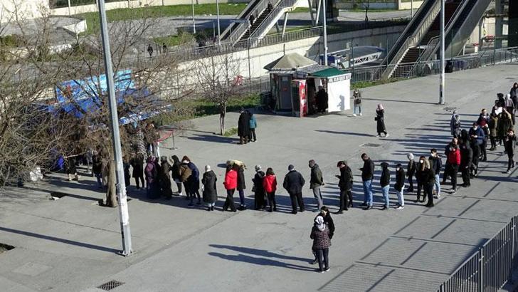 Avcılar’da İstanbul Kart işlem kuyruğu