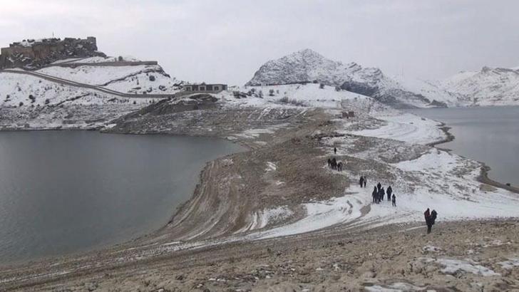 Su çekilince, 2 bin 800 yıllık kaleye 30 yıl sonra yürüyerek gidebildiler
