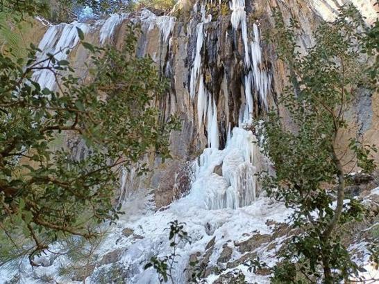 Su Uçan Şelalesi buz tuttu, sarkıtlar oluştu