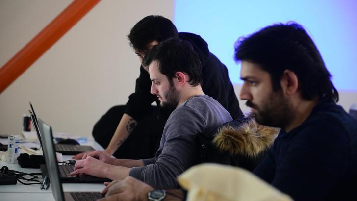 Gençler projelerini Tuzla Belediyesi Teknoloji Merkezi'nde geliştiriyor