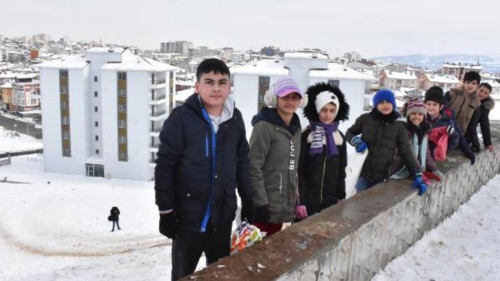 Kayak merkezine gidemeyen çocukların uğrak yeri 'Yumurtatepe'