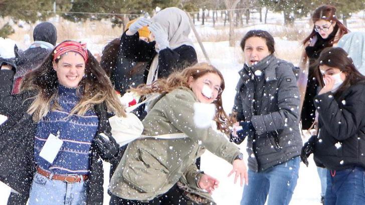 Kampta kız öğrencilerin kar topu savaşı