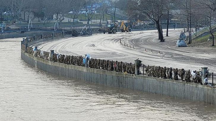 Taşkın sonrası sular çekildi, temizlik çalışması başlatıldı