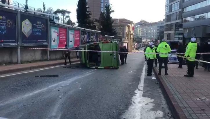 ÅžiÅŸli'de kaza yapan yolcu minibüsü devrildi
