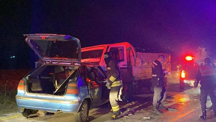 Otomobille kamyonet çarpıştı: Baba öldü, oğlu yaralandı