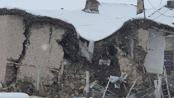 Kerpiç evin tavanı, üzerinde biriken kar nedeniyle çöktü