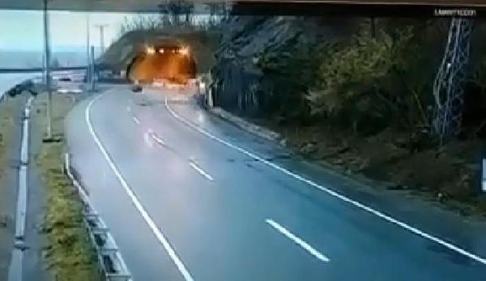 Artvin'de taksi sürücüsünün yamaçtan kopan kayalardan saniyelerle kurtulması kamerada