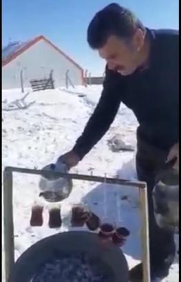 Çorum'da kardan iglo yaptı