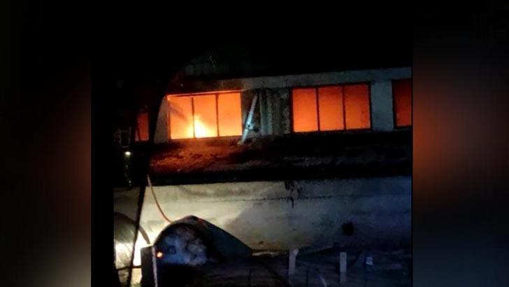 Tosya'da kapı fabrikasında yangın: 150 ahşap kapı yandı