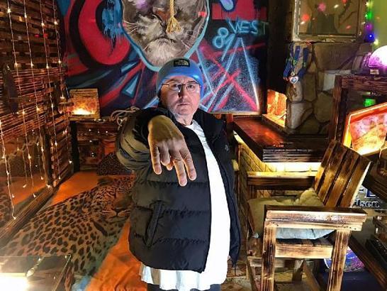 60 yaşında rap müzikle tanıştı, şarkı yazıp, klip çekti