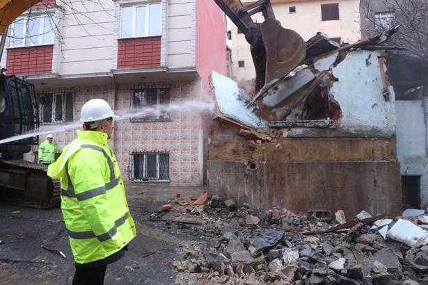 Gaziosmanpaşa’da kentsel dönüşüm kapsamında 5 riskli bina yıkıldı