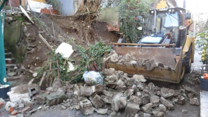 Üsküdar’da istinat duvarı çöktü; sokak trafiğe kapandı