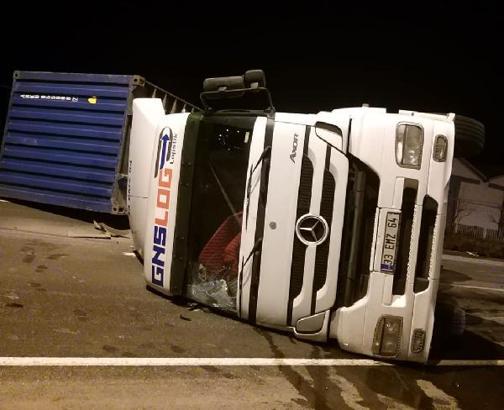 Kayseri'de TIR devrildi: 1 yaralı