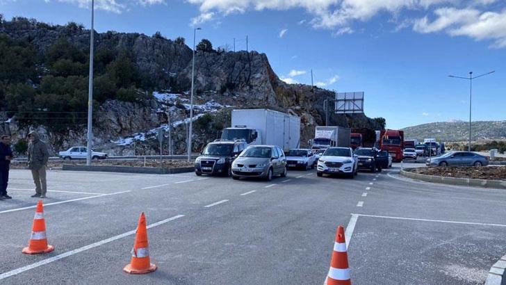 Antalya- Konya yolu hala kapalı; araçların bekleyişi sürüyor
