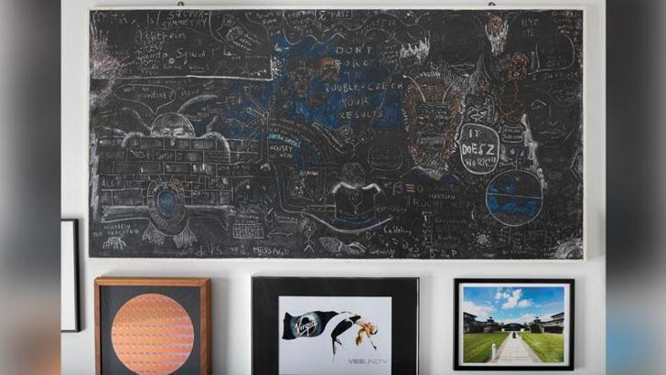 Stephen Hawking’in ünlü ‘kara tahtası’ Londra’da sergilenmeye başlandı