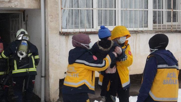 Evde yangın çıktı, 6'sı Suriyeli 8 kişi dumandan etkilendi