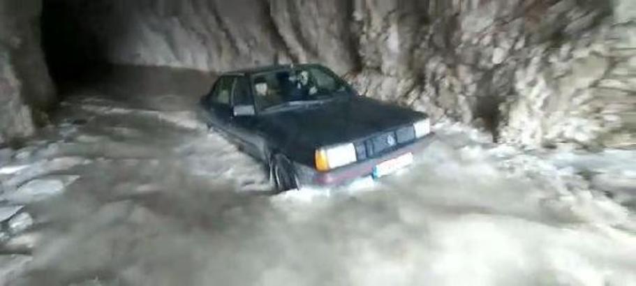 132 yıllık taş yol suyla doldu