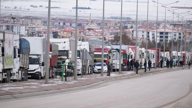 Konya'da kar esareti: Kara yolları kontrollü ulaşıma açıldı