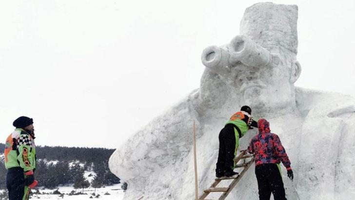 Atatürk'ün Kocatepe'den dürbünlü bakışını kara işliyorlar