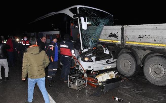 Yolcu otobüsü ile 2 TIR'ın karıştığı kazada 1 kişi öldü, 13 yolcu yaralandı