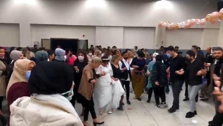 Esenyurt'ta 9 çifte gecikmiş düğün; yıllar sonra gelinlik giydiler