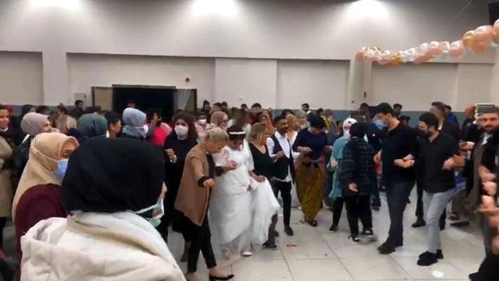 Esenyurt'ta 9 çifte gecikmiş düğün; yıllar sonra gelinlik giydiler