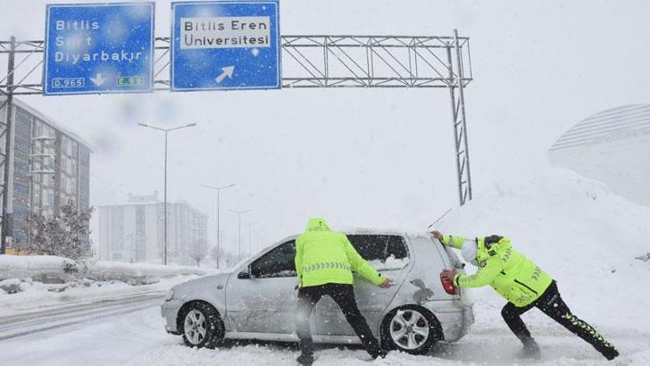 Bitlis'te trafik polisleri, yoğun karda mesaide