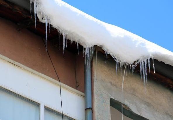Isparta'da buz sarkıtları tehlike oluşturdu