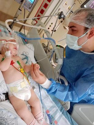 Soluk borusuna mama kaçan SMA'lı Zeynep bebek, yaşam savaşı veriyor