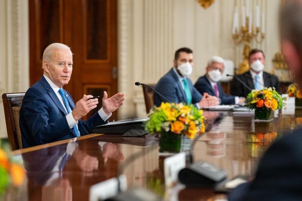 Biden, Afgan merkez bankasının dondurulmuş varlıklarını bölüştürecek