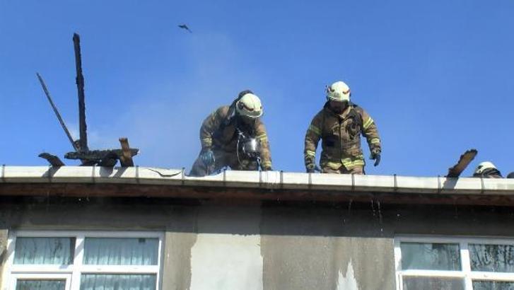 Sancaktepe'de izolasyon çalışmasında çatı yandı