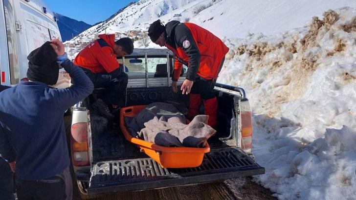Sakatlanan genç kayakçı, kamyonet kasasında hastaneye taşındı