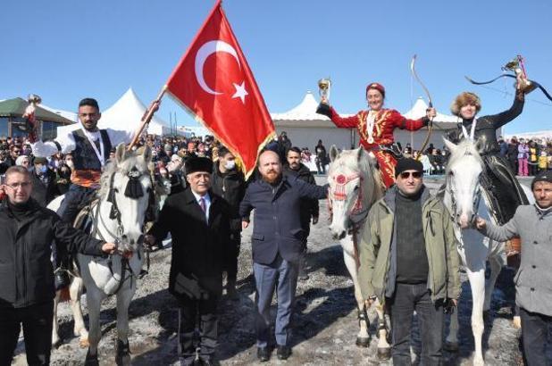 Buz tutan Çıldır Gölü'nde festival