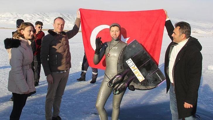 Milli dalış sporcusu Birgül Erken, buz altı rekoru için antrenmanda