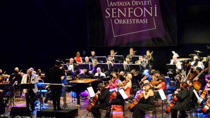 The love songs played by the State Symphony Orchestra enchanted the audience