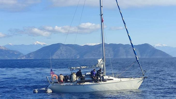 Tekneleri arızalanan 29 kaçak göçmen kurtarıldı, 1 organizatör gözaltında